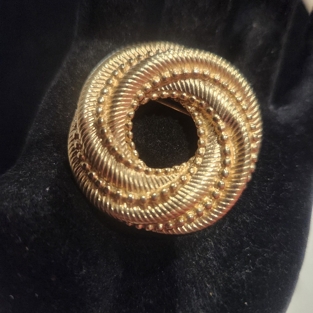 Vintage Trifari Gold Tone Circle Brooch Textured Rope Beaded Wreath Pin Signed - Picture 3 of 9